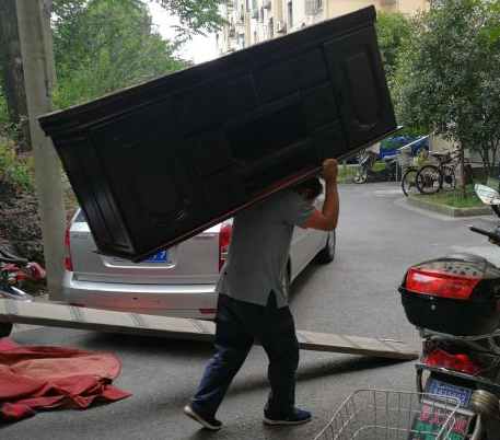 钢琴搬运后需注意位置摆放及保养工作(图1)